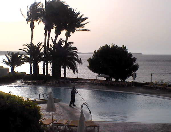 Pool vom Iberostar Lanzarote Park am Morgen von Hihawai - Klick fr Bildrechte
